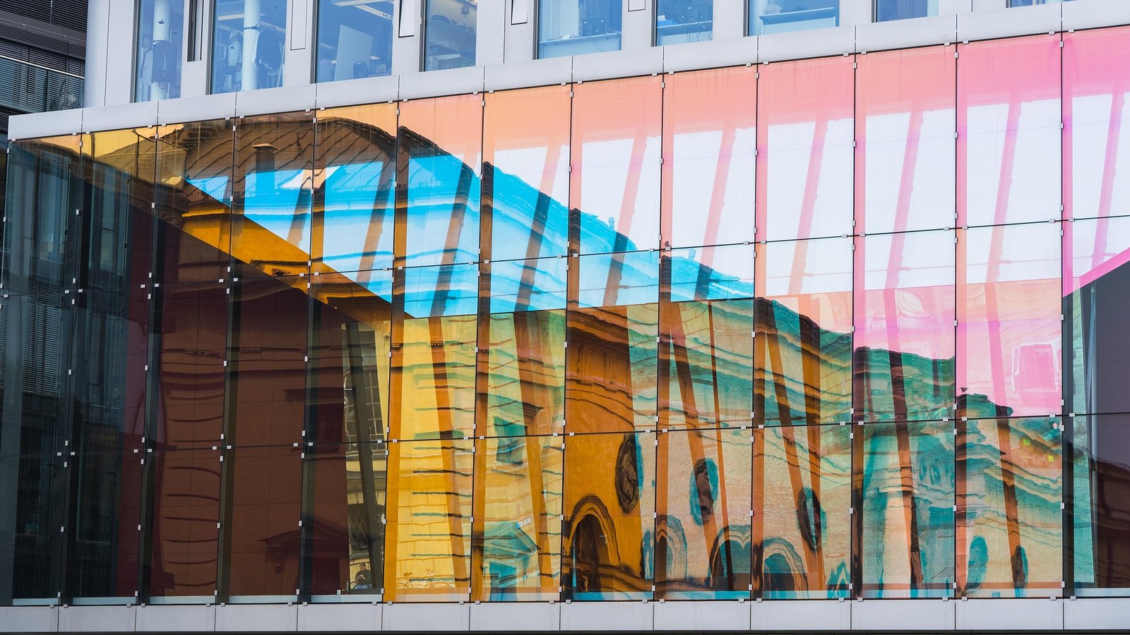 Façade vitrée colorée